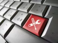 Tastatur mit einem roten Werkzeug-Button, der symbolisieren soll, dass in diesem Blogbeitrag Abhilfe für ein oft auftretendes Problem in der Smartforms-Technologie aufgezeigt wird